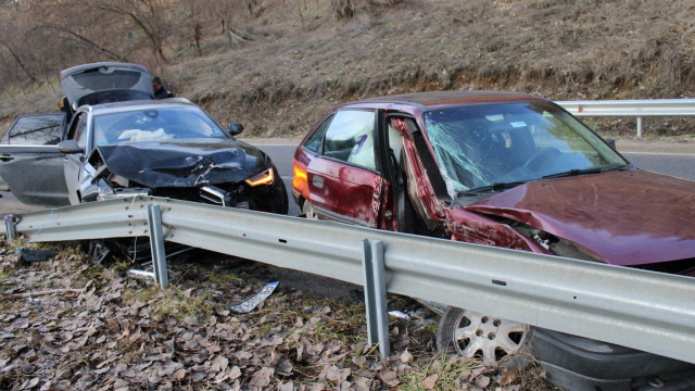 Двама пострадали при катастрофа между два автомобила по пътя Разлог