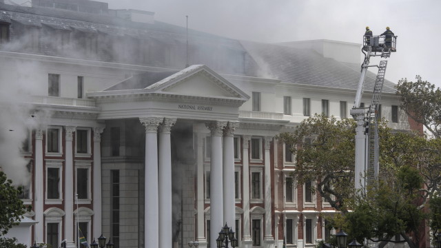 Втори пожар избухна в парламента на Южна Африка след като