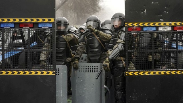 Протестиращи в най-големия град в Казахстан, Алмати, обкръжиха две болници