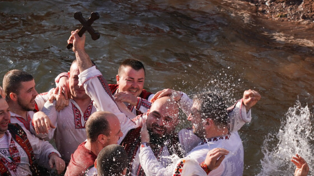 На Йордановден стотици се включиха в традиционното хвърляне на кръста