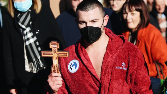 25-годишният Димитър Станков от София извади кръста от водите на