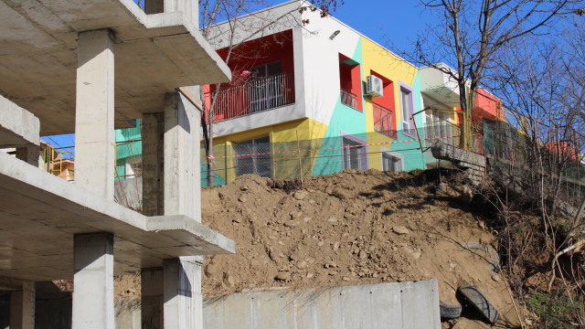 Част от бетонната ограда на детска градина в Благоевград рухна