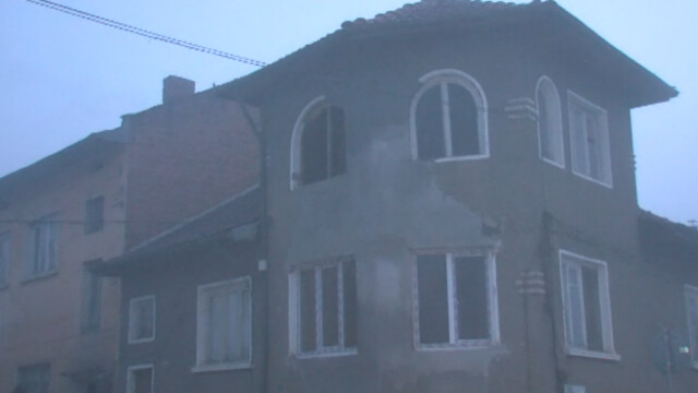 Ударен ремонт на къщата в Белица, в която преди 9
