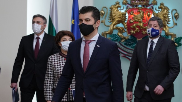 Посещението на премиера Кирил Петков в Скопие не се отменя