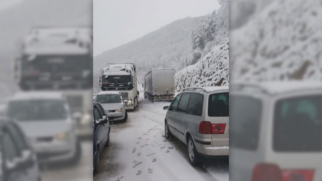 Обилният снеговалеж на Северозапад създаде проблеми за шофьорите Закъсали камиони затрудниха