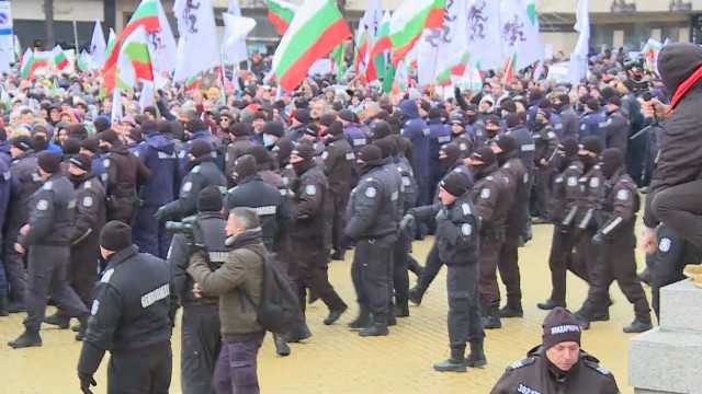 Ескалация на напрежението на протеста на партия Възраждане пред парламента.