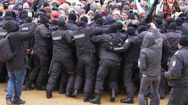 Продължават протестните действия в София. Преди началото на обявения мирен