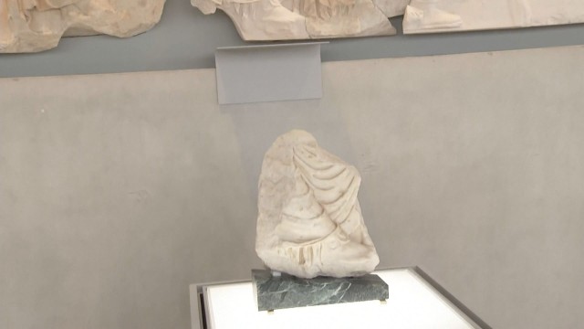 Мраморен фрагмент от храма Партенон беше върнат на Гърция от