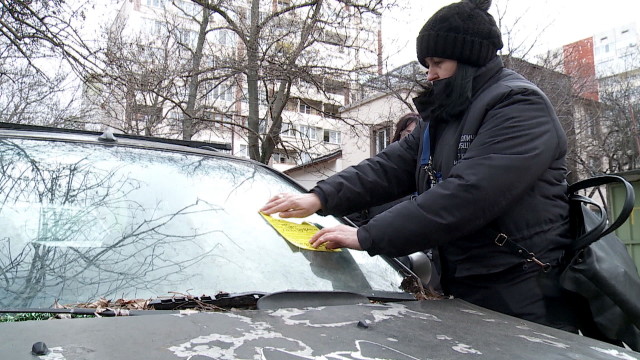 Слагат стикери за старите изоставени коли пред блока Столичната община