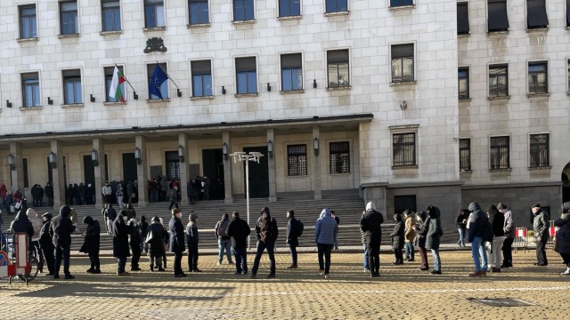 Опашка се изви пред сградата на Българската народна банка тази
