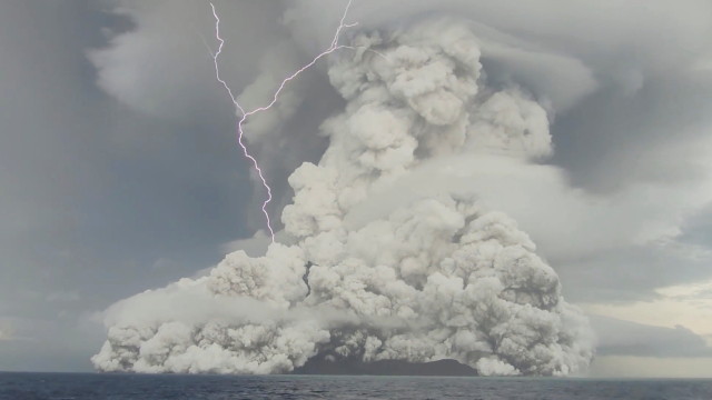 Подводният вулкан в тихоокеанската държава Тонга изригна в петък, изхвърляйки