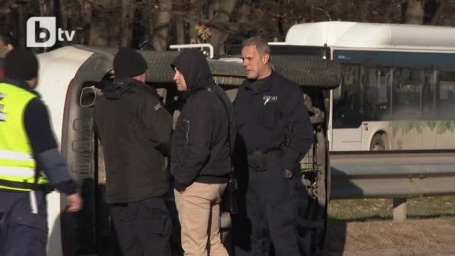 Жена е в болница след тежка катастрофа на столичния бул