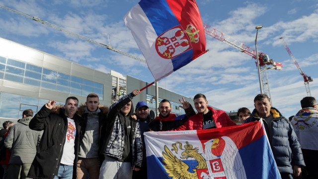 Вижте как сърбите приветстваха своя "жив светец" (ВИДЕО)