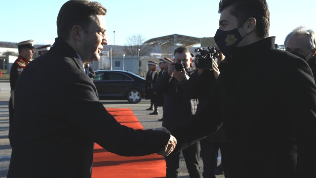 Министър-председателят Кирил Петков пристигна в Скопие. На летището българският премиер