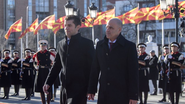 С прегръдка между българския премиер Кирил Петков и македонския му