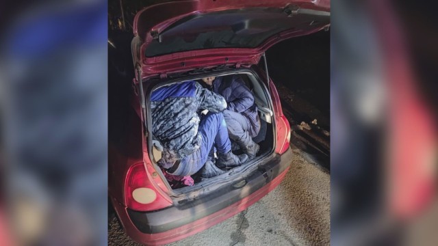 Седем незаконни мигранти без документи са открити в лека кола
