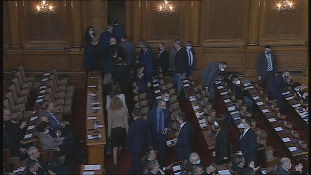 Демонстративно депутатите от ПГ на ГЕРБ напуснаха парламентарната зала по