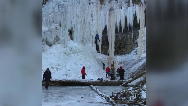 Замръзнал водопад се превърна в истинска зимна приказка в Канада.Източната