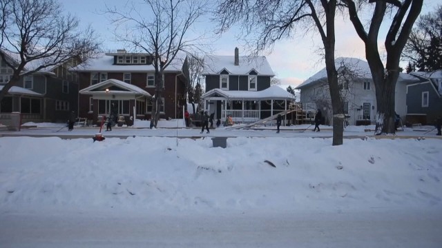 В Канада местни превърнаха улицата в истинска ледена пързалка. Страната