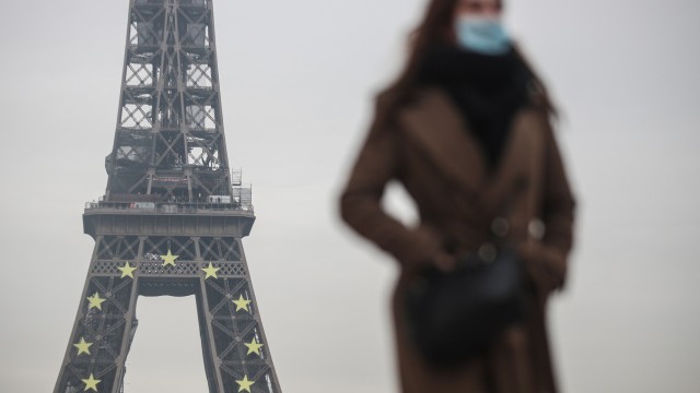 Във Франция влизат в сила по-строги ограничения за неваксинираните срещу