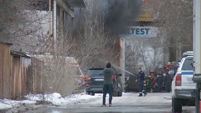 Големият пожар в склад в столичния квартал Дружба все още