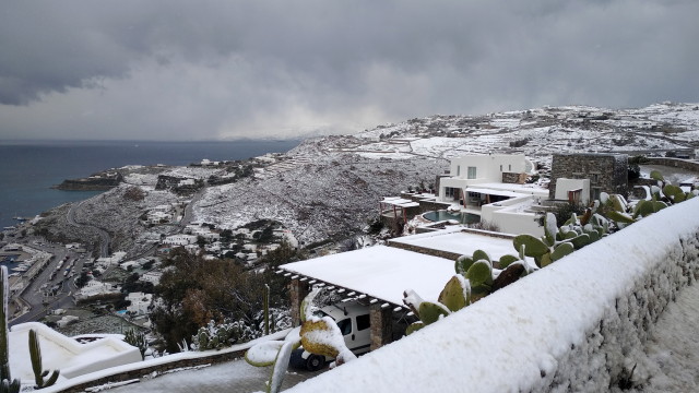 Ниски температури и силни снеговалежи изненадаха Гърция.В някои райони, включително