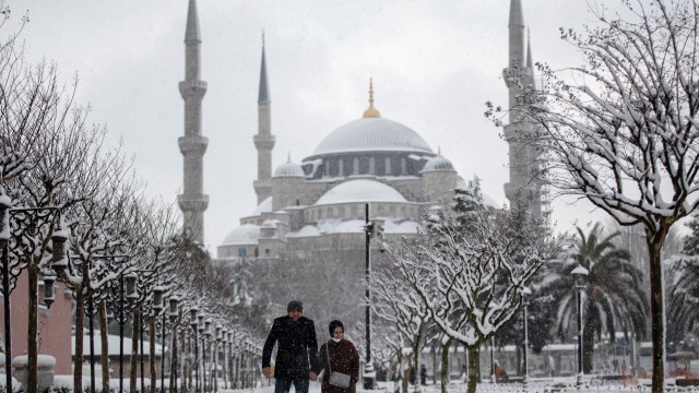 Необичайно студено време скова Истанбул, градът се покри в бяло.