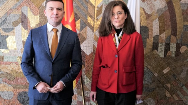 Министърът на външните работи Теодора Генчовска и македонският ѝ колега