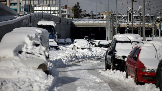 Лошо време парализира и Гърция. Заради обилен снеговалеж властите обявиха