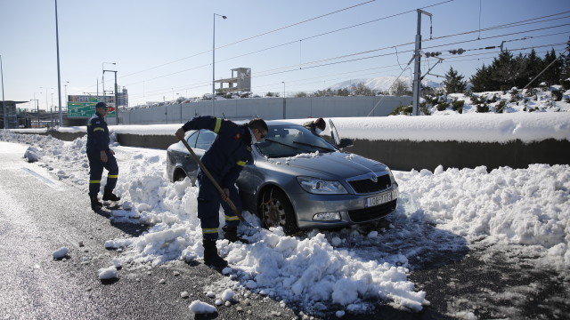 Обстановката в Гърция остава усложнена след обилните снеговалежи в понеделник