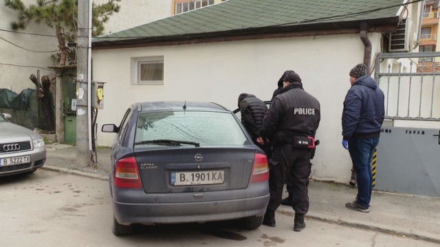 Двама младежи бяха задържани с крадена кола във Варна Автомобилът е