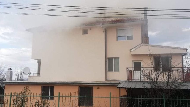 Гори покривът на къща в Черноморец. Пожарът е възникнал от