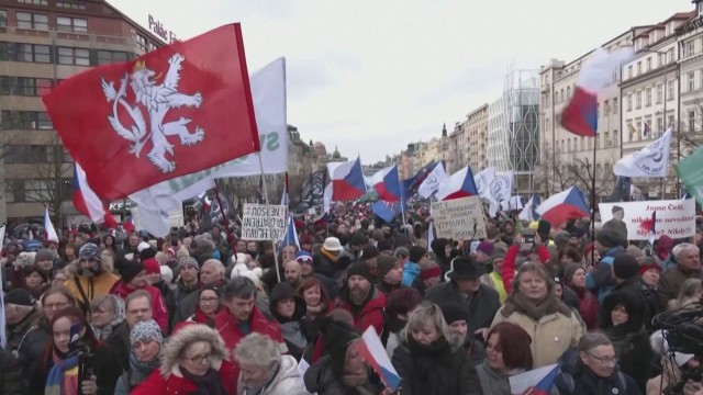 Хиляди чехи протестираха в Прага срещу коронивирусните ограничения Демонстрантите са