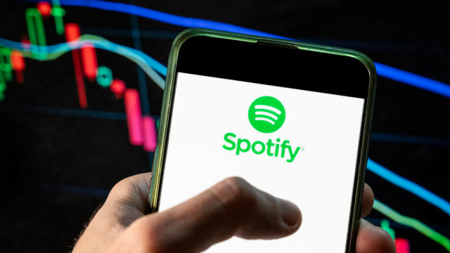 Скандал в музикалния бизнес коства на най голямата стрийминг платформа Spotify