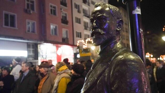 Десетки граждани се събраха днес при паметника на Алеко Константинов