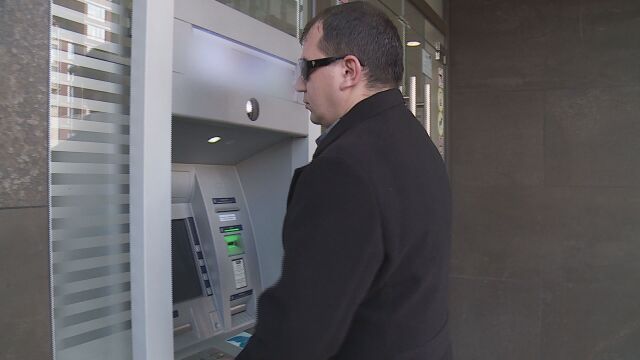 у нас вече могат самостоятелно да извършват операции на банкомат