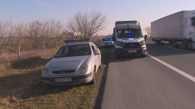 Задържаният на автомагистрала Тракия полицай който е превозвал мигранти е