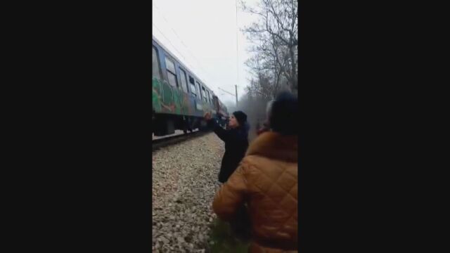 Пътнически влак се запали край Плевен Пламъци са възникнали в