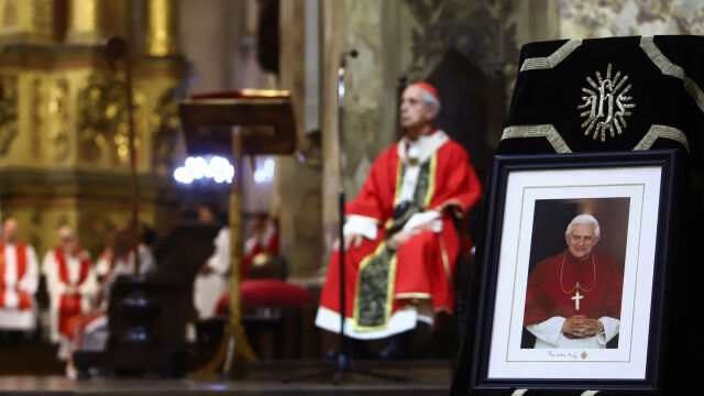 Във Ватикана днес е траурната церемония в памет на почетния