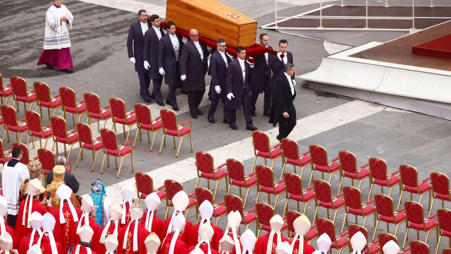 Във Ватикана започна траурната церемония в памет на почетния Службата