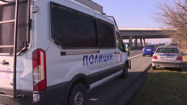 Бус с 43 ма мигранти е задържан на автомагистрала Тракия съобщиха