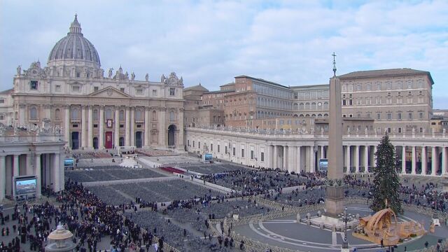Преди минути приключи заупокойната литургия за почетния папа Бенедикт XVI