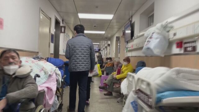 Болниците в са препълнени с пациенти Хора лежат на легла