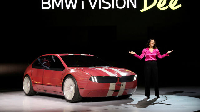 Променящ цвета си автомобил на BMW вече е в действие (ВИДЕО)
