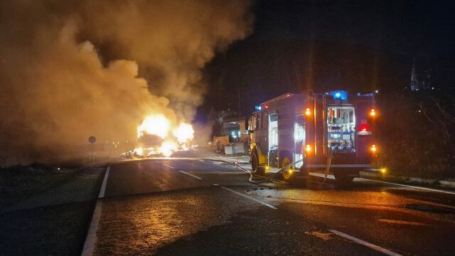 Два камиона натоварени със слама са се запалили в 18 55
