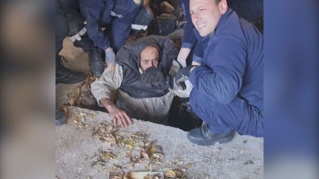 Пожарникари от Сливен спасиха 60 годишен мъж паднал в шахта След