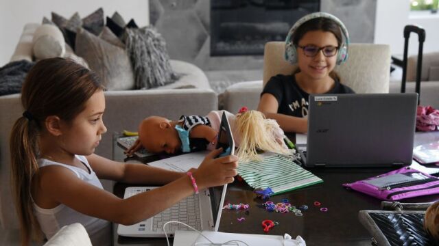 Слушалки с костна проводимост заместват традиционните в ухото Новите устройства