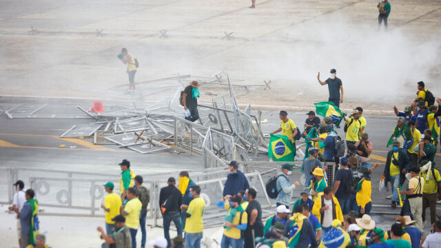 Поддръжници на бразилския крайнодесен бивш президент Жаир Болсонаро нахлуха в