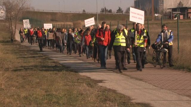 В Унгария учители изминаха 180 километра пеша за да привлекат