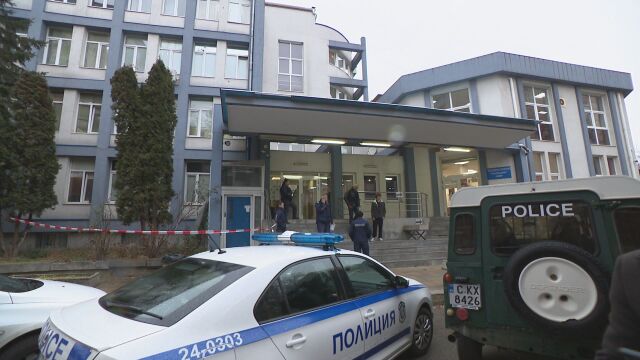 Стрелба по полицейско управление в София завърши с пострадал полицай